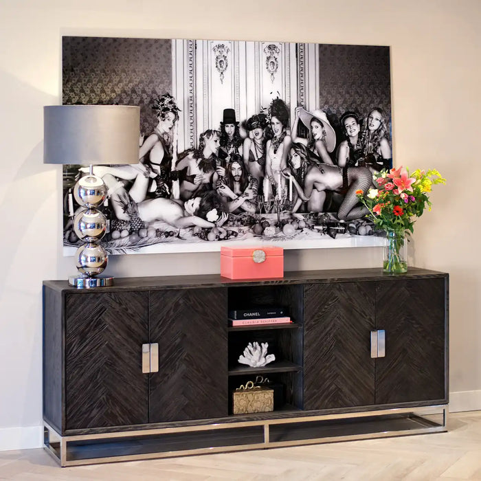 Moodfoto Sideboard Blackbone Silber mit 4 Türen und 1 offenes Regal aus dunklem Eichenfurnier im Fischgrätenmuster , Gestell und Griffe aus Edelstahl in Silber