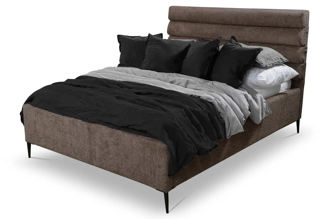 Polsterbett Pisa Lux mit Bettkasten, Kopfteil mit horizontalen Streifenmuster im braunem Stoff, schwarzen Metallfüßen und Bettwäsche / Dekokissen  