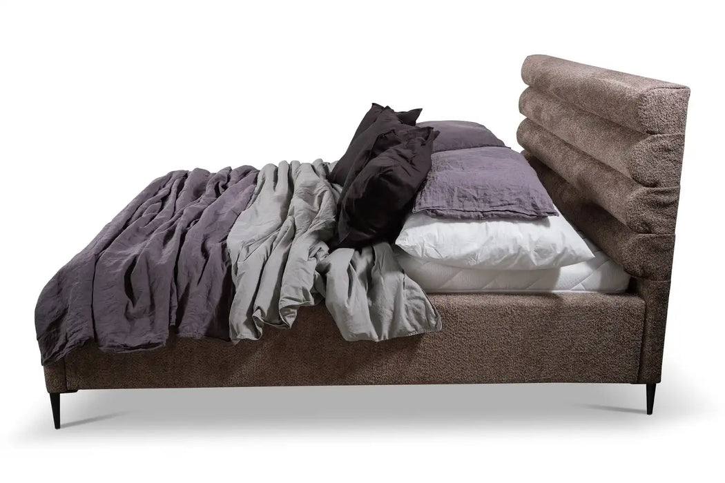 Polsterbett Pisa Lux mit Bettkasten, Kopfteil mit horizontalen Streifenmuster im braunem Stoff, schwarzen Metallfüßen und Bettwäsche / Dekokissen
