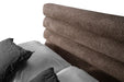 Polsterbett Pisa Lux mit Bettkasten, Kopfteil mit horizontalen Streifenmuster im braunem Stoff, schwarzen Metallfüßen und Bettwäsche / Dekokissen
