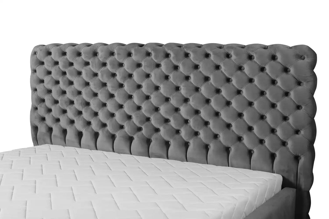 Polsterbett Santo Lux mit Bettkasten in grauem Samt Stoff, Kopfteil im Chesterfield Design und schwarzen Metallfüßen 