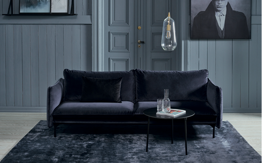 Moodfoto Sofa Suny 2,5 Sitzer in schwarzem Samt Stoff und schwarzen Metallfüßen
